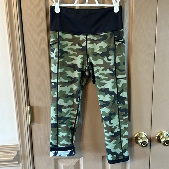 CVG Reversible Camouflage Capri Leggings - Picture 3 of 4